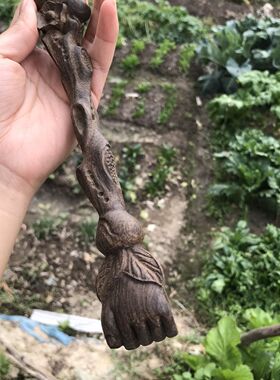 越南沉香木精雕灵猴献桃不求人挠痒痒按摩摆件实木整木文玩