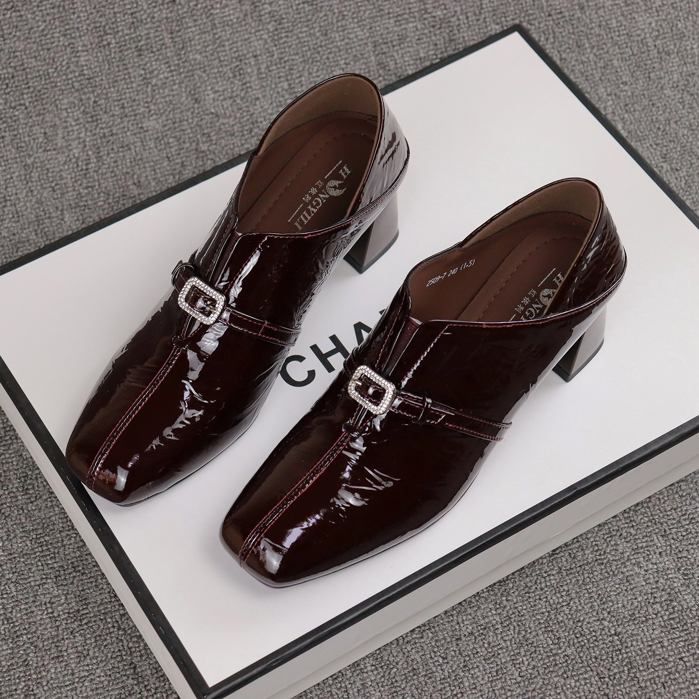 红依利女鞋2026新款漆皮舒适英伦风通勤深口单鞋粗跟软底复古皮鞋,淘宝优惠券,粉丝福利购,淘宝优惠卷