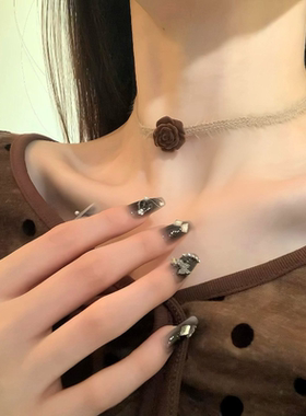 HEY TAO咖色玫瑰花朵毛绒choker项链秋冬细款项圈颈链配饰毛衣链