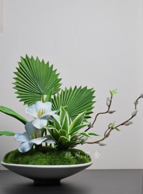酒店圆桌中间摆花餐厅桌面花艺