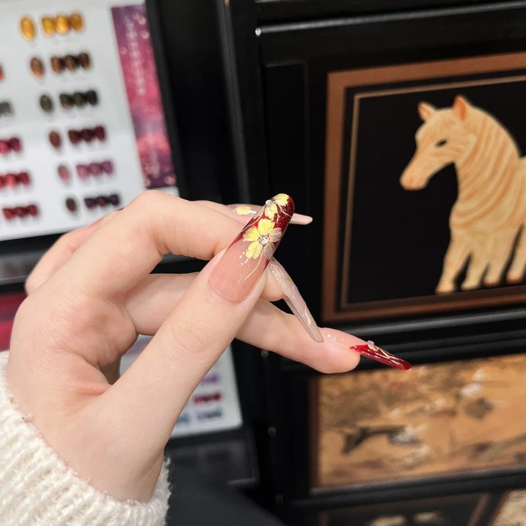 纯手工穿戴甲复古轻奢法式酒红鎏金花叶温柔气质氛围感ins美甲贴,淘宝优惠券,粉丝福利购,淘宝优惠卷
