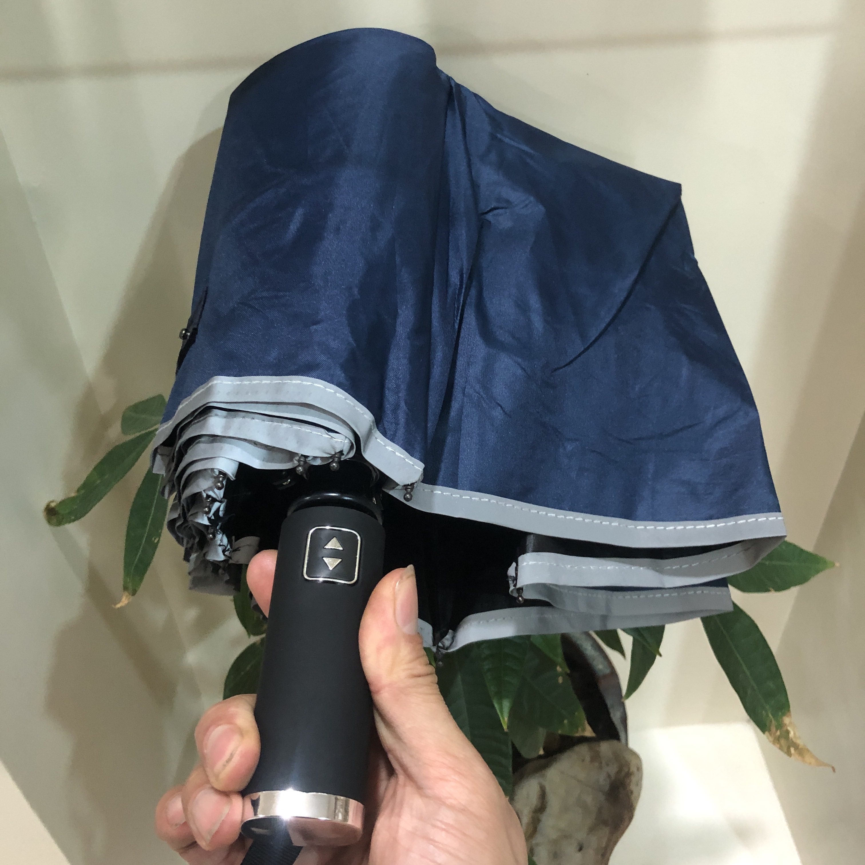 处理十骨防风雨伞三折全自动晴雨伞折叠伞男商务实木纯色一键开收 - 图3