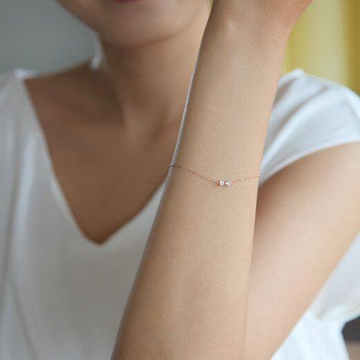 Браслет-бантик из 18-каратного золота с драгоценными камнями в форме сердечек