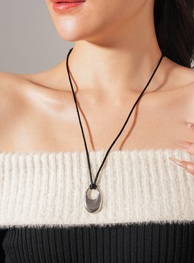 冷淡风喷漆椭圆镂空吊坠项链时尚个性毛衣链小众百搭饰品女高级感