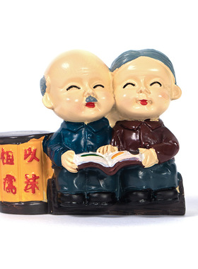 复古老人情侣阅读桌面摆件