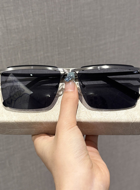 新款潮复古时尚黑色高级感太阳镜
