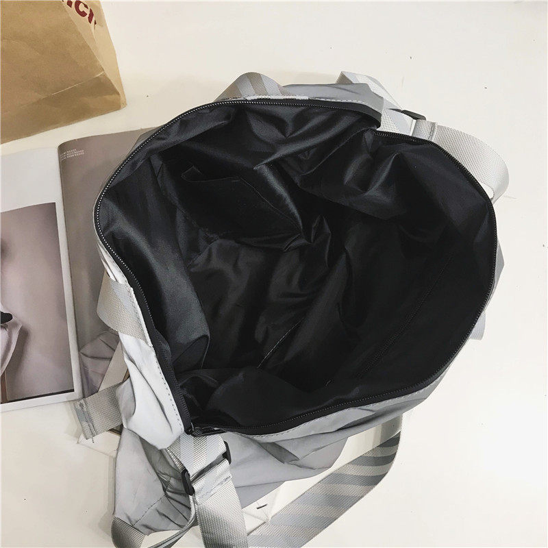 大容量文艺风女尼龙布运动男单肩包 妮迪珈女士包袋