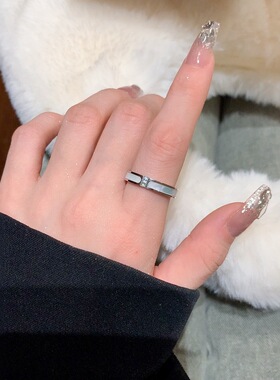 滴油贝母三颗钻戒指女ins小众设计轻奢时尚感钛钢不掉色指环饰品