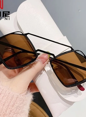 2024新款潮流工业朋克风个性太阳镜主播旅游出行摆拍神器时尚墨镜