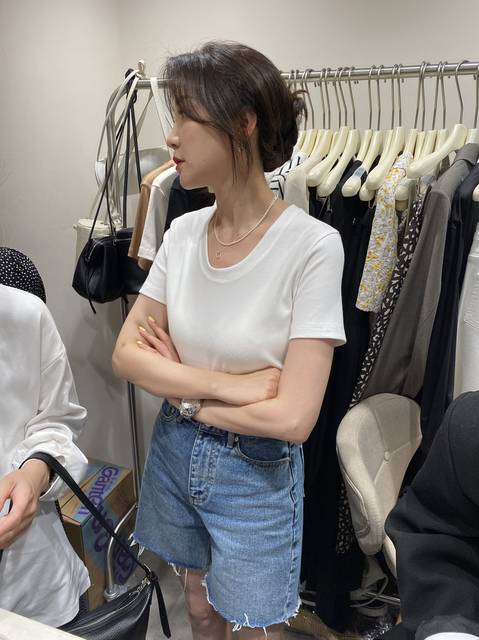 ກະທູ້ດີສີຂາວແຂນສັ້ນ widelia boss lady