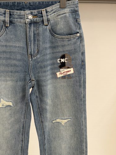CNC 26春夏新款 男士时尚字母卡通刺绣破洞直筒牛仔裤 811H191102 - 图1