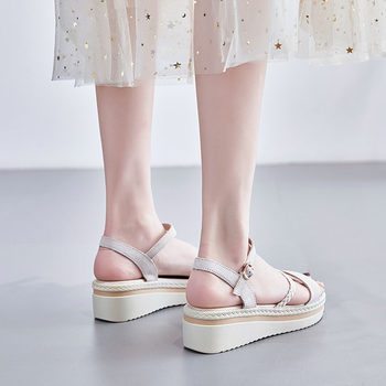Sandals ສໍາລັບແມ່ຍິງ 2024 Summer ແບບໃຫມ່ Versatile Fairy Style ແພລະຕະຟອມ Thick-soled Wedge Flat-soled Outerwear Fashionable Matching Skirt