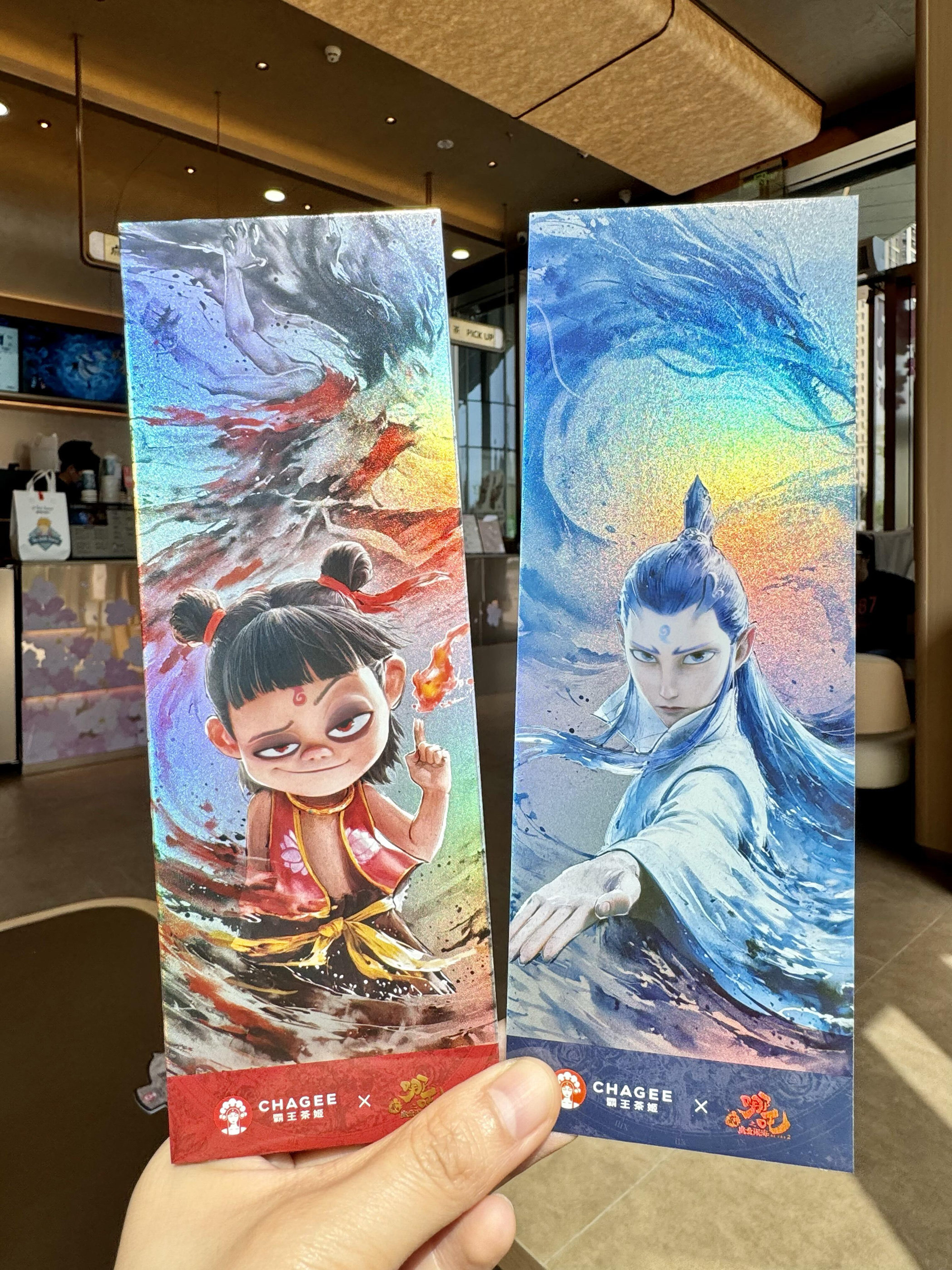 正品代购霸王茶姬新款联名哪吒之魔童降世镭射票徽章冰箱贴 - 图1