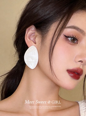 简约白色椭圆形耳钉女小众高级感树脂耳环2026新款爆款耳饰配饰
