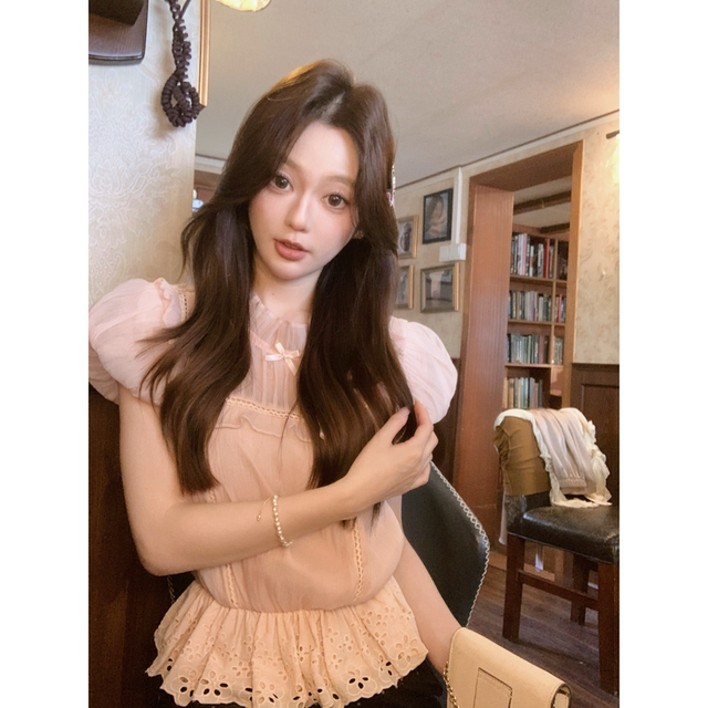 ເສື້ອ chiffon ແບບ Palace ກັບ lace hem