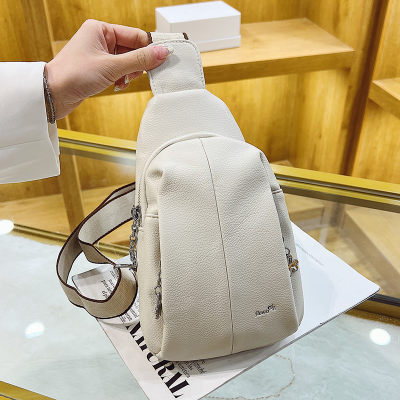 潮牌韩版真皮胸包女秋包包新款大容量腰包女士时尚单肩包斜挎包 - 图0