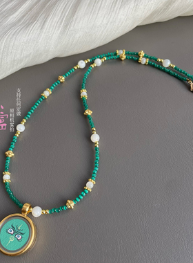 热贡唐卡小圆佛牌笑脸小眯眼绿色猫眼珠锁骨链女款高级项链米珠