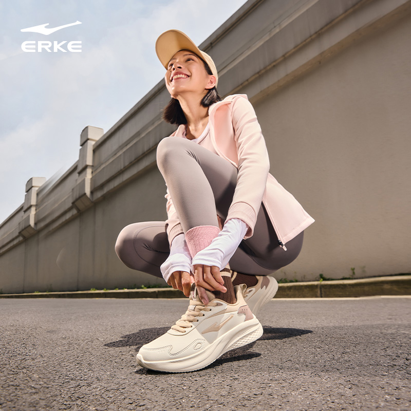 鸿星尔克悦驰跑步鞋女