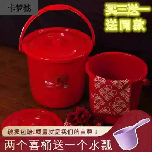 Цинхон, держащий смягченный ствол рисовой бочон