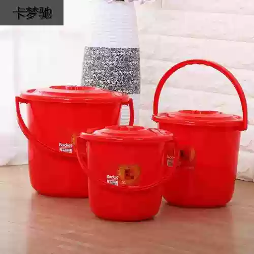 Цинхон, держащий смягченный ствол рисовой бочон