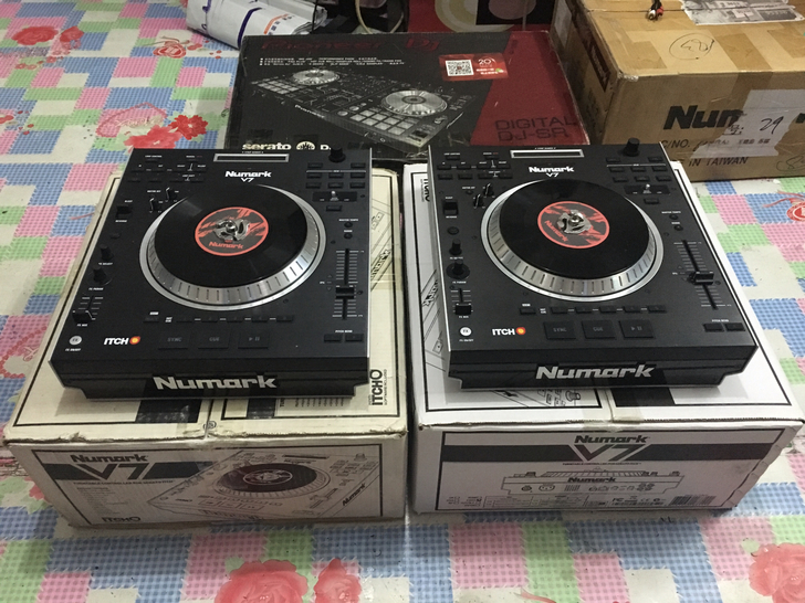 二手dj设备露玛NUMARK V7数码打碟机控制器两台支持serato dj pro-图1