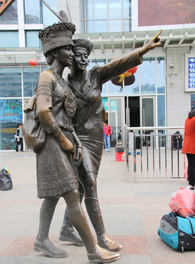 城市广场火车站指路情景小品少数民苗族少女玻璃钢铸铜人物雕塑