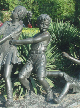 公园林小区景观情景小品一家三口拔萝卜游戏童趣玻璃钢人物雕塑