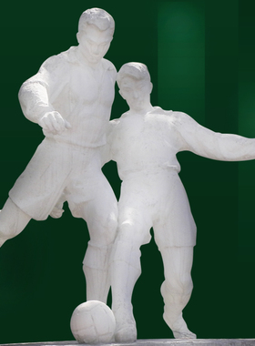 汉白玉石雕人物踢足球运动雕塑园林景观小品户外广场艺术装饰摆件