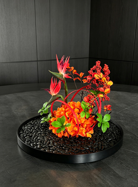 饭店包间圆桌转盘中间景观餐桌花艺鸟天堂花红色花卉桌面装饰摆件