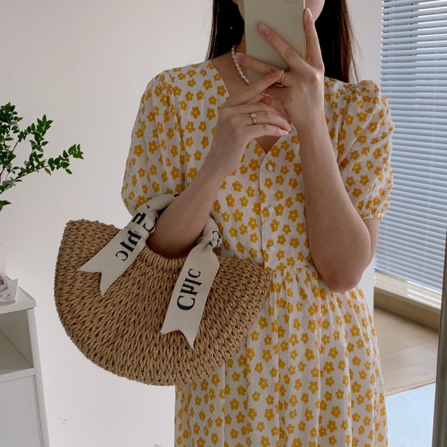 Letter silk scarf handbags babes versatile semi -round grass bag woven bag wild bag seaside vacation style beach bag