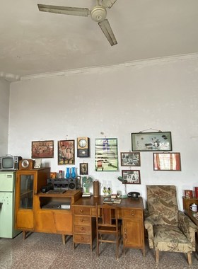 80年代怀旧老物件摆o件民俗装饰摆设农村老式煤油灯座钟收音机暖