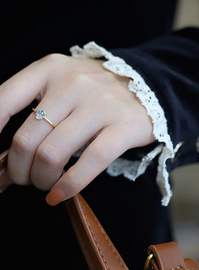 托帕石三角形切割戒指镶嵌天空蓝