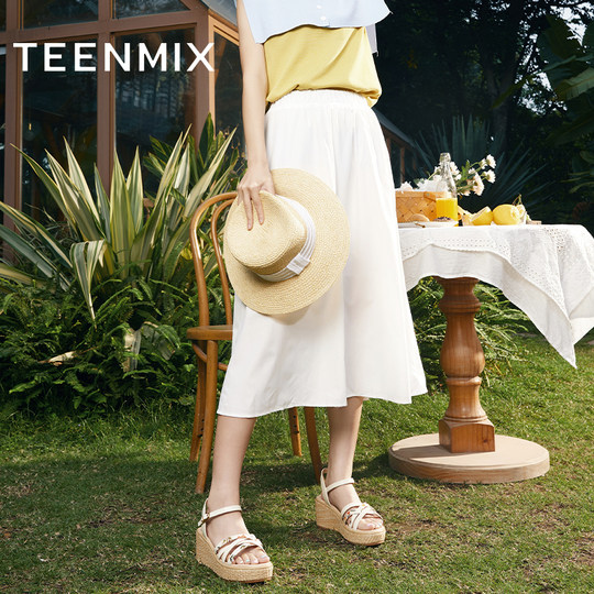 Та самая танкетка из ТК сплетена с красивым дизайном.