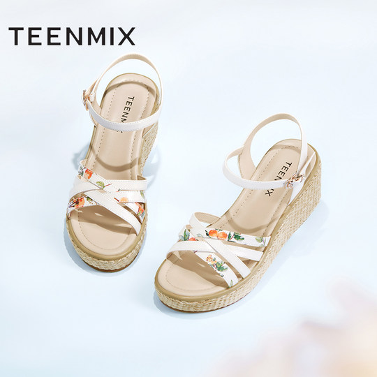 Та самая танкетка из ТК сплетена с красивым дизайном.