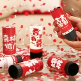 Свадебная рука, чтобы скрутить небольшую подарочную садоводную трубку, чтобы забрать игру с творческой свадебной фотографией для реквизита для реквизита