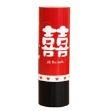 Свадебная рука, чтобы скрутить небольшую подарочную садоводную трубку, чтобы забрать игру с творческой свадебной фотографией для реквизита для реквизита