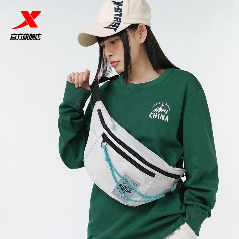 特步运动男女2023新款通勤单肩包 特步单肩背包