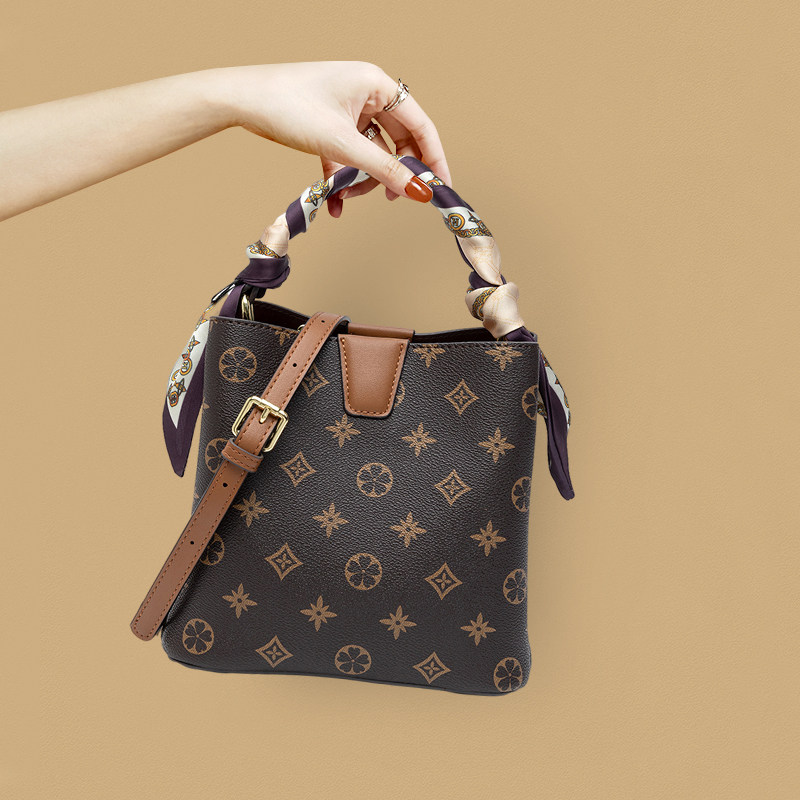 新款2021秋季时尚百搭妈妈水桶包 品牧女士包袋