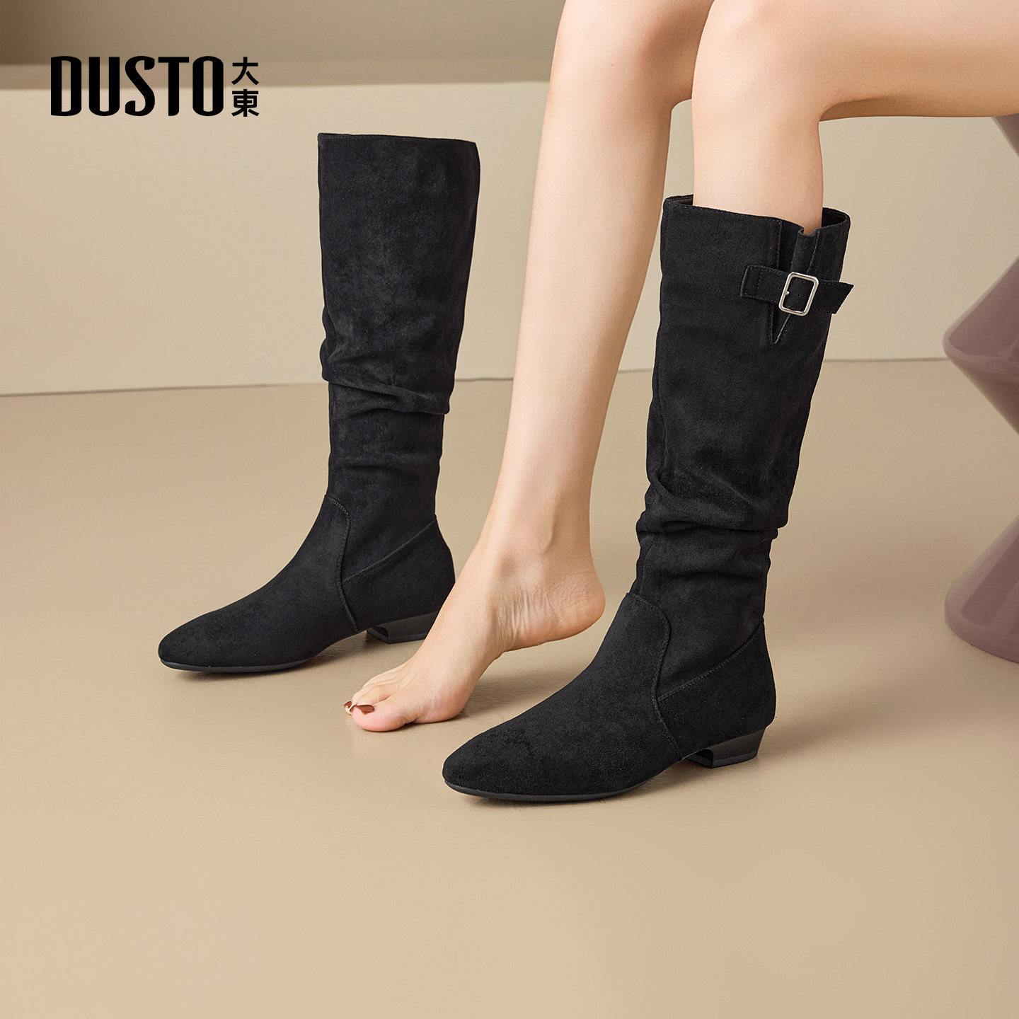 大东长筒靴2025年冬季新款女鞋简约方跟低跟尖头套筒饰扣002368,淘宝优惠券,粉丝福利购,淘宝优惠卷