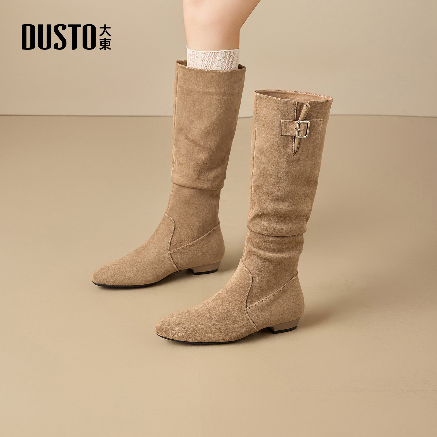 大东长筒靴2025年冬季新款女鞋简约方跟低跟尖头套筒饰扣002368,淘宝优惠券,粉丝福利购,淘宝优惠卷
