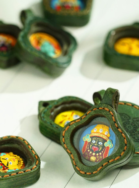 新非遗西藏立体手工手绘异型皮壳随身唐卡擦擦diy项链牌保护套壳