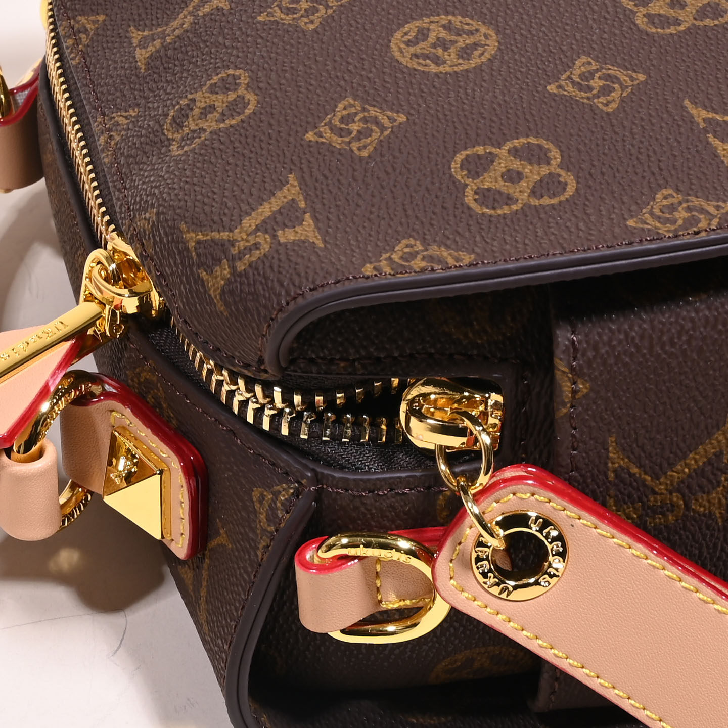 质感老花波士顿枕头包2026新款手提女包休闲通勤大容量单肩斜挎包,淘宝优惠券,粉丝福利购,淘宝优惠卷