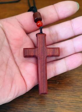 红玛瑙珠檀木雕刻十字架吊坠项链长款毛衣链平安情侣饰品室内挂件