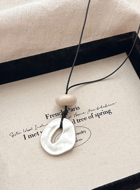 简约抽象镂空几何吊坠项链女2026新款高级感黑皮绳毛衣链挂脖配饰