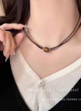 复古皮革虎眼石吊坠项链女款轻奢小众锁骨链高级感双层叠戴毛衣链