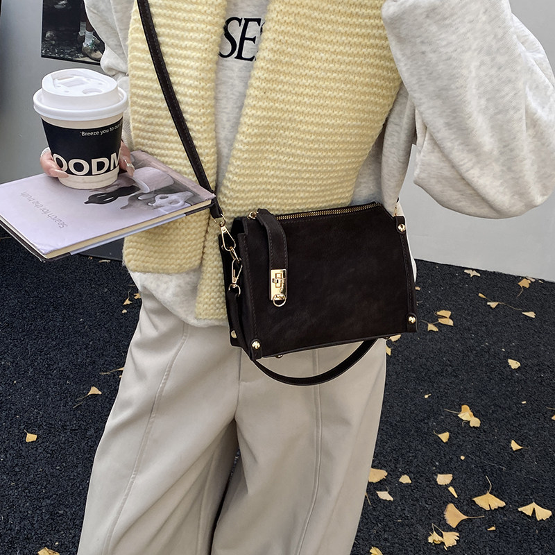 小众设计箱子包盒子小方包2025新款磨砂质感锁扣手提单肩包斜挎包,淘宝优惠券,粉丝福利购,淘宝优惠卷