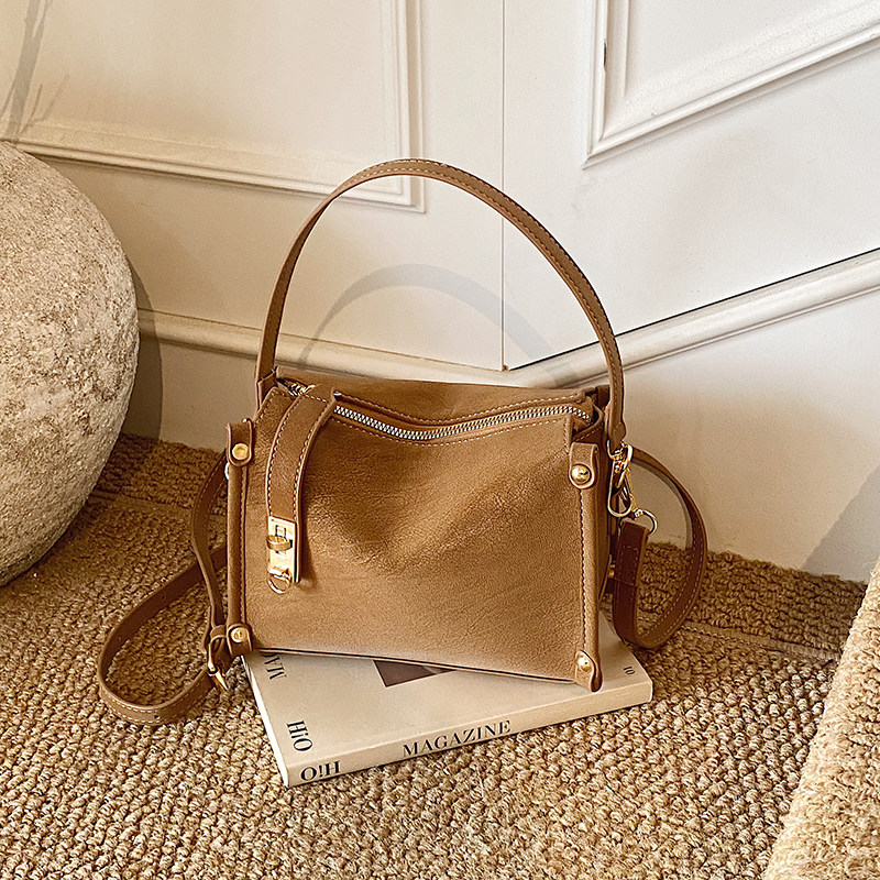 小众设计箱子包盒子小方包2025新款磨砂质感锁扣手提单肩包斜挎包,淘宝优惠券,粉丝福利购,淘宝优惠卷