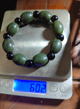 西瓜皮，是古籍记载中奇葩籽料一种，神似西瓜皮，西瓜皮籽料手串