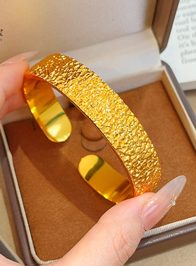 女沙金宽面锤纹手开口镯实心镜面