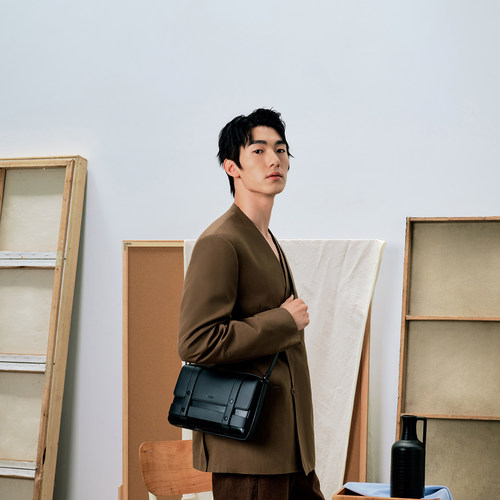 PEDRO翻盖斜挎包男士纯色简约邮差包轻便单肩包PM2-26320213 - 图3